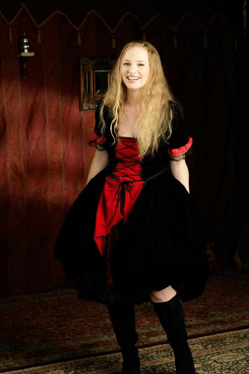 Александра, 24